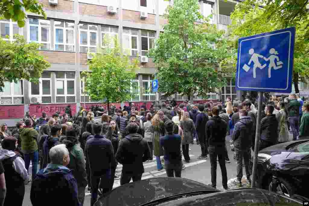 Собир пред местото на нападот - ОУ &bdquo;Владимир Рибникар&ldquo; во центарот на Белград.