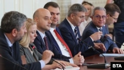 Justice Minister Atanas Slavov (third left), defending the constitutional changes, said "Key features of the rule of law are fair justice and an independent and fair court." (file photo) 