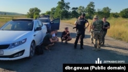 Autoritățile ucrainene au publicat fotografii cu incidentul din apropiere de localitatea Marinovca, din regiunea Odesa, în care un militar a fost ucis. 