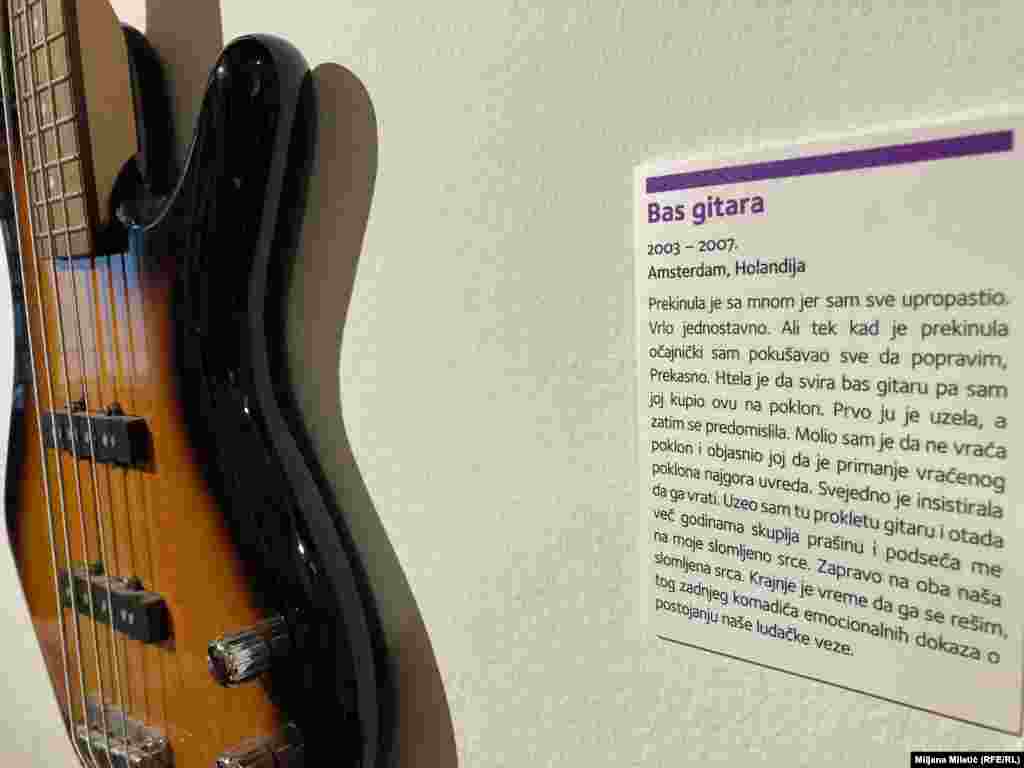 Detalj sa izložbe - bas gitara donirana iz Amsterdama.