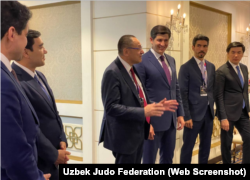 Umarov (al treilea la dreapta) și Doniyor Kadirov (al doilea la dreapta) la un eveniment de judo la Doha în mai 2023. Kamilov (primul plan stânga), care are legături multiple cu rețeaua Ultimo Group, a fost și el prezent.