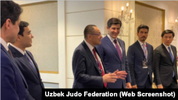 Умаров (третий справа) и Дониёр Кадиров (второй справа) на соревнованиях по дзюдо в Дохе в мае 2023 года. На мероприятии также присутствовал Камилов (слева на переднем плане), имеющий многочисленные связи с сетью Ultimo Group.