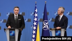 Denis Bećirović, član Predsedništva BiH, sa Jensom Stoltenbergom, generalnim sekretarom NATO-a, u Briselu, 8. 4. 2024.