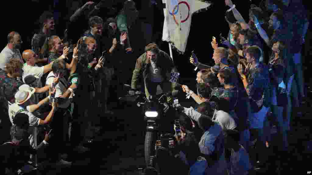 Tom Cruise a&nbsp;párizsi nyári olimpia záróünnepségén a&nbsp;Stade&nbsp;de&nbsp;France-ban 2024. augusztus 11-én.&nbsp;A hollywoodi sztár indította el&nbsp;a visszaszámlálást a 2028-as Los Angeles-i játékokig