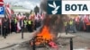 Fermerët polakë në Varshavë duke protestuar më herët gjatë këtij viti kundër politikave të BE-së ndaj importeve bujqësore nga Ukraina. 