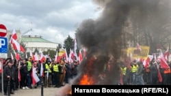 Протест польських фермерів у Варшаві. Біля будинку Сейму протестувальники палили шини, кидали в поліцію бруківку та піротехніку. Дійшло до сутичок. Польща, 6 березня 2024 року