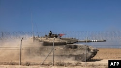 Një tanke izraelite në afërsi të kufirit me Rripin e Gazës, 20 tetor 2023.