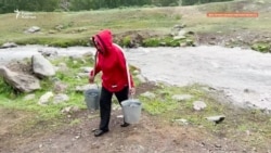 Коромысло, два ведра. В Восточном Казахстане сельчане пьют из реки — нет водопровода