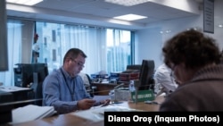 Imagine generică – oameni la ghișeu așteptând informații. 