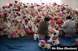 Radnici vrše provjeru kvaliteta novonastalih igračaka na proizvodnoj liniji tvornice igračaka u predgrađu Šangaja, 31. oktobra 2008.