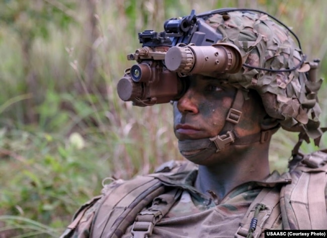 Një ushtar me syze për shikim gjatë natës, të cilat mundësojnë vëzhgimin dhe manovrimin e ushtarëve në të gjitha kushtet atmosferike.
