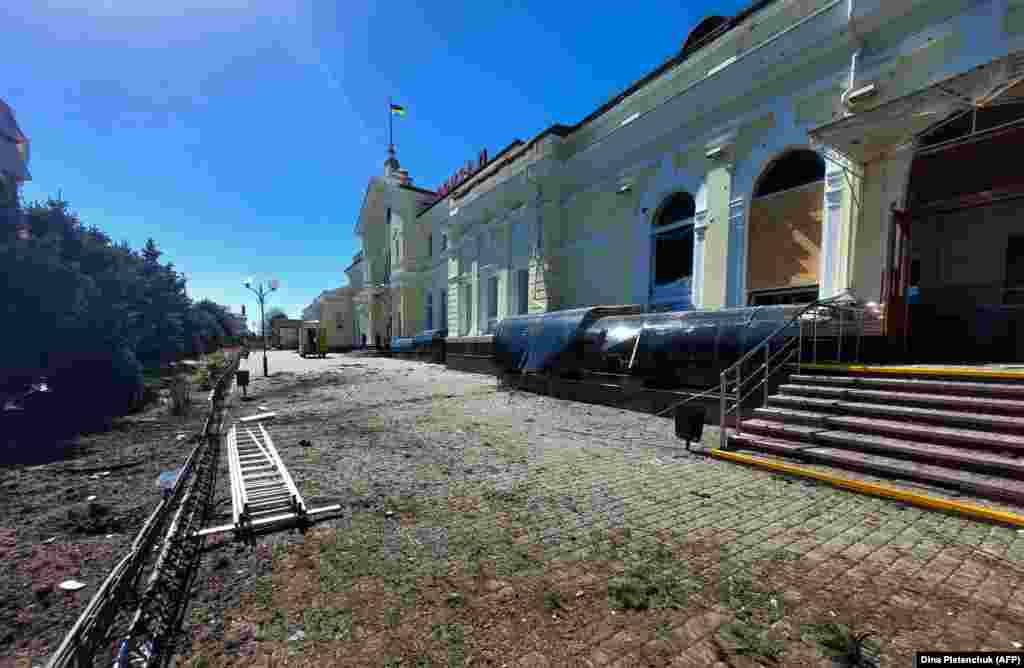 Пошкоджена будівля залізничного вокзалу після російського удару по Херсону, 3 травня 2023 ркоу