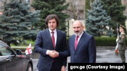 ფოტო არქივიდან. ირაკლი კობახიძე (მარცხნივ) ნიკოლ ფაშინიანს შეხვდება. 