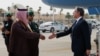 Держсекретар США Ентоні Блінкен вітається директором відділу протокольних питань МЗС Саудівської Аравії Мохаммедом Аль-Гамді під час візиту до Ер-Ріяду, Саудівська Аравія, 29 квітня 2024 року