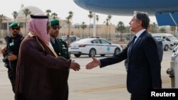 Госсекретарь США Энтони Блинкен приветствует директора отдела протокольных вопросов МИД Саудовской Аравии Мохаммеда Аль-Гамди во время визита в Эр-Рияд, Саудовская Аравия, 29 апреля 2024 года
