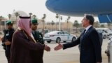 Sekretari amerikan i Shtetit, Antony Blinken është mirëpritur nga drejtori i çështjeve të protokollit i Ministrisë së Jashtme të Arabisë Saudite, Mohammed Al-Ghamdi. Riad, 29 prill 2024. 