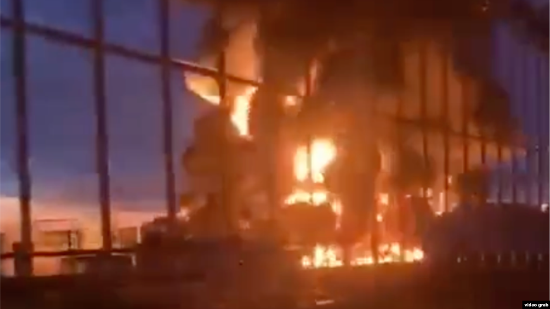 Martori de la fața locului au filmat un incendiu puternic la o rafinărie de petrol din Smolensk. 24 aprilie. 