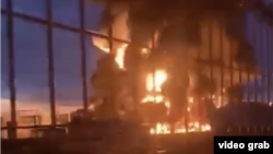 Martori de la fața locului au filmat un incendiu puternic la o rafinărie de petrol din Smolensk. 24 aprilie. 