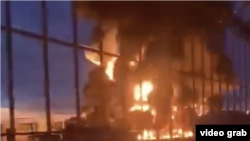 Dëshmitarë raportuan për një zjarr në një rafineri nafte në Smolensk, Rusi, 24 prill 2024.