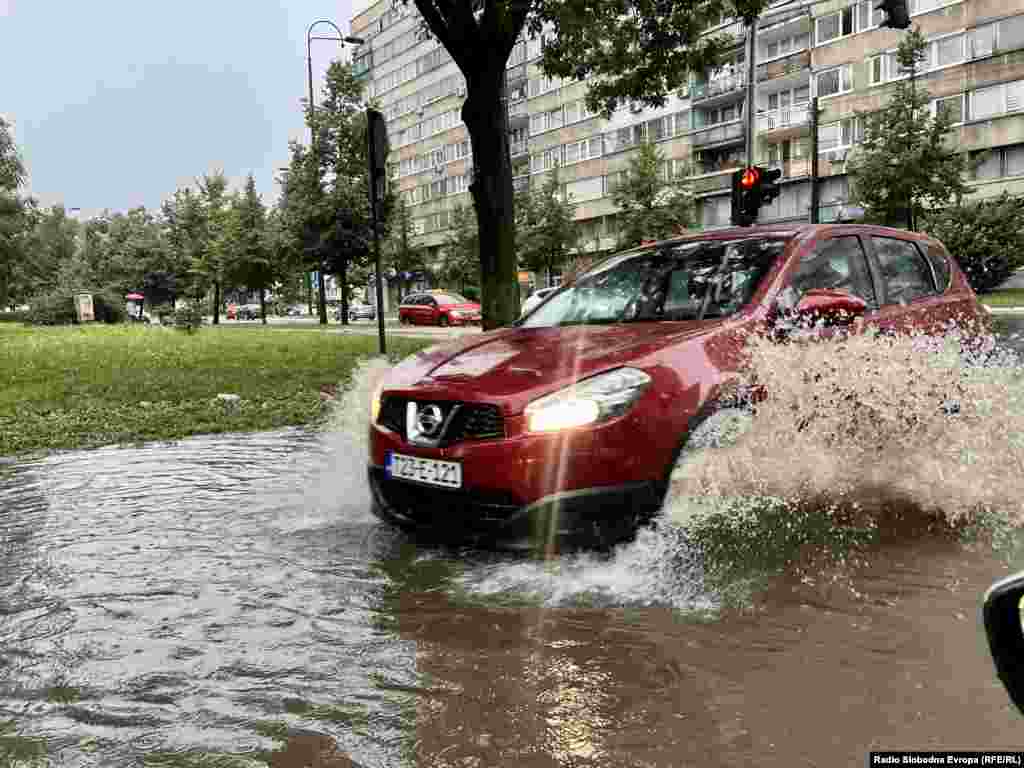 БИХ -&nbsp;Дождот во попладневните часови предизвика колапс во сообраќајот во Сараево и поплави неколку улици. Најсериозна е состојбата во делот на Нови Град каде што се поплавени подвозникот и неколку фреквентни улици. Врнежи пропратени со грмежи се предвидуваат и за вечер во Сараево.
