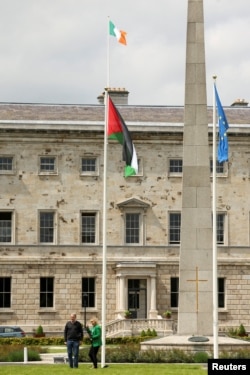 Steagul palestinian (centru) în fața clădirii guvernului irlandez la Dublin, pe 28 mai 2024, după ce Irlanda a recunoscut statul palestinian.