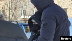 Меркавана, маці Аляксея Навальнага, падчас наведваньня калёніи №3 у пасёлку Харп, 17 лютага 2024 году