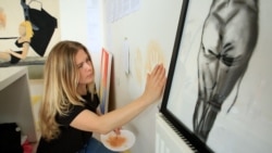Artistja që braktisi Zvicrën "për të lënë gjurmë" në Kosovë 