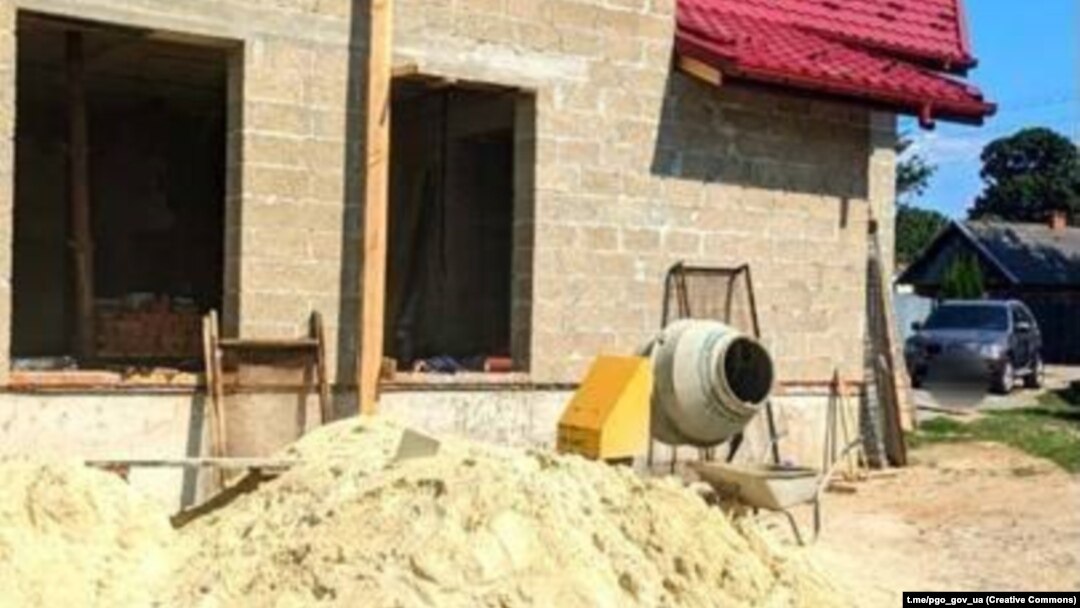 До ремонтно-будівельних робіт посадовець залучив сімох військовослужбовців, заявляє ДБР. Фото Офісу генерального прокурора