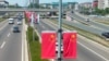 Na autoputu postavljene su zastave Kine i Srbije uoči posete kineskog predsednika Si Đinpinga, 6. maj 2024.