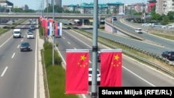 Na autoputu postavljene su zastave Kine i Srbije uoči posete kineskog predsednika Si Đinpinga, 6. maj 2024.