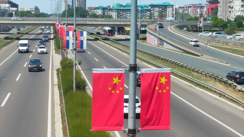 Beograd okićen kineskim zastavama i transparentima uoči posete Si Đinpinga Srbiji