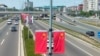 ​​​​​​​Na autoputu postavljene su zastave Kine i Srbije uoči pojsete kineskog predsjednika Si Đinpinga, 6. maj 2024.