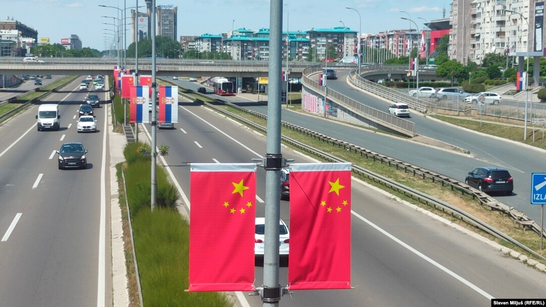 6 mai 2024, capitala Serbiei e împânzită de steaguri ale Chinei, în așteptarea președintelui Xi Jinping la Belgrad.