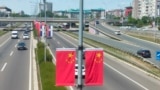 ​​​​​​​Na autoputu postavljene su zastave Kine i Srbije uoči pojsete kineskog predsjednika Si Đinpinga, 6. maj 2024.