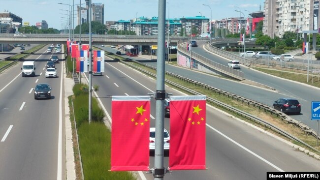 Rrugët e Beogradit të stolisura me flamuj të Kinës. Maj, 2024.