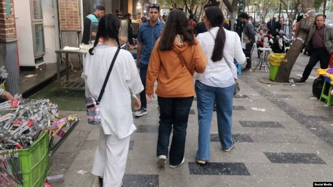 Tot mai multe femei sfidează, după protestele din 2022 din Iran, portul obligatoriu al hijabului. (fotografie de arhivă)