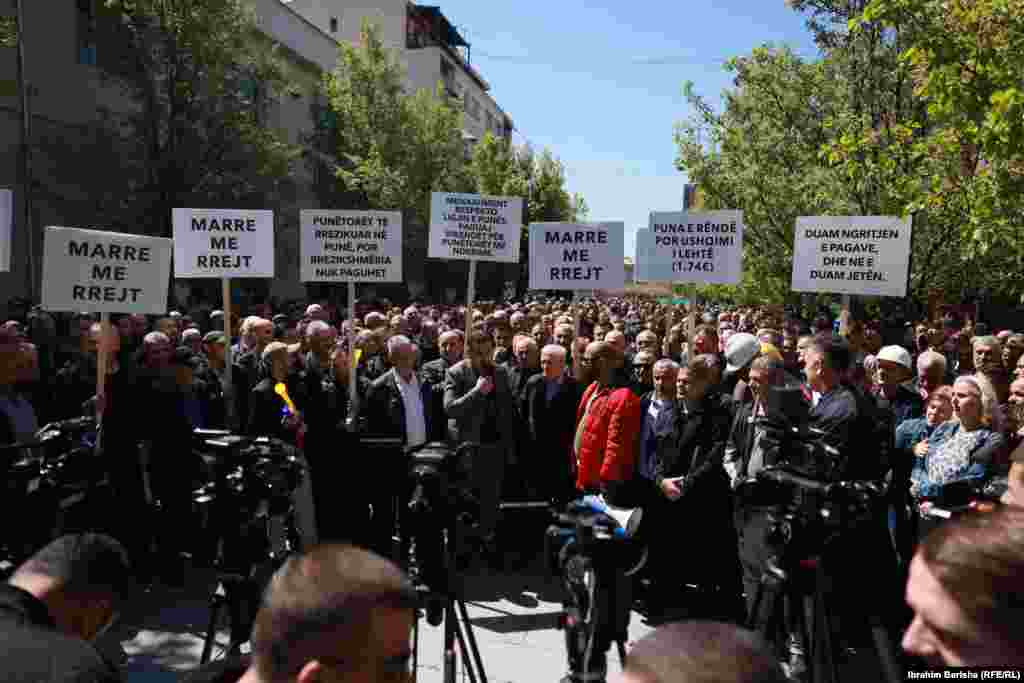 Punëtorët e Koorporatës Energjetike të Kosovës (KEK), protestuan të premten në Prishtinë, duke kërkuar rritjen e pagave. &nbsp;