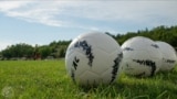 Мячи на футбольном поле в Крыму, иллюстрационное фото