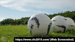 Мячи на футбольном поле в Крыму, иллюстративное фото
