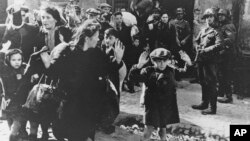 Нацистки войници ескортират евреи от Варшавското гето, 19 април 1943 г. Преди 80 години 1500 млади евреи неочаквано се надигат срещу нацистките войници, дошли да ликвидират гетото и да отведат последните 56 000 евреи в газовите камери. Въстанието е потушено след месец.