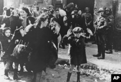 Нацисты высылают евреев из Варшавского гетто в лагеря смерти, апрель 1943 года