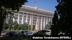 Бишкек. Парламент жана өкмөттүн имараты. Ак үй. 