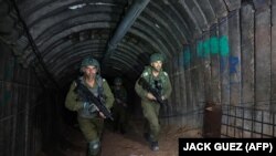 Израил аскерлери Газа тилкесинде табылган туннелди карап жүрөт