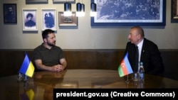 Ukrainian President Volodymyr Zelenskiy (left) and Azerbaijani President Ilham Aliyev meet in Bulboaca, Moldova, on June 1. 