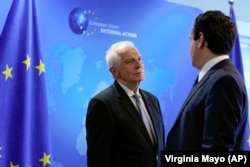 Kryediplomati i Bashkimit Evropian, Josep Borrell (majtas), dhe kryeministri i Kosovës, Albin Kurti, para takimit në Bruksel, më 26 qershor 2024.