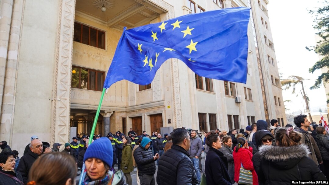 Акция у здания парламента