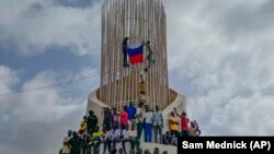 Protesti u Nigeru u znak podrške vojnom udaru na kojima su česte ruske zastave, 3. avgust 2023. 