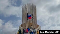 ნიგერის ხუნტის მხარდამჭერები აფრიალებენ რუსეთის დროშას დედაქალაქ ნიამეიში. 2023 წლის 3 აგვისტო
