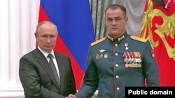 Ruski predsednik Vladimir Putin i Irek Magasumov posle dodele medalje "Heroja Rusije".