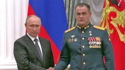 Владимир Путин и военный из Кузбасса Ирек Магасумов